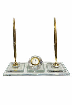 Transparentes Glas-Namensschild auf rechteckigem Sockel mit zwei goldfarbenen Stiften und zentraler runder Uhr, Rückansicht