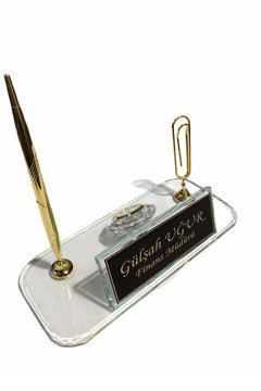 Placa de nombre de cristal para escritorio con reloj, dos bolígrafos, clip – vista del producto 1