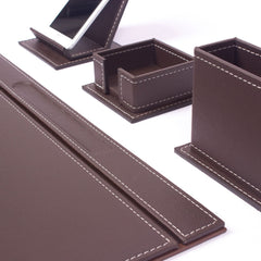 Vega - Set da scrivania marrone in similpelle da 12 pezzi con cuciture bianche, targhetta personalizzata – vista del prodotto 3