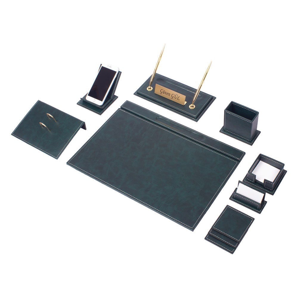 Vega - Set de escritorio verde de 12 piezas en cuero sintético con costuras blancas, placa personalizada – vista del producto 1